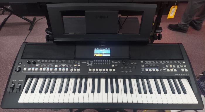 Yamaha PSR-SX600 Professional 61-Key Arranger Workstation Keyboard