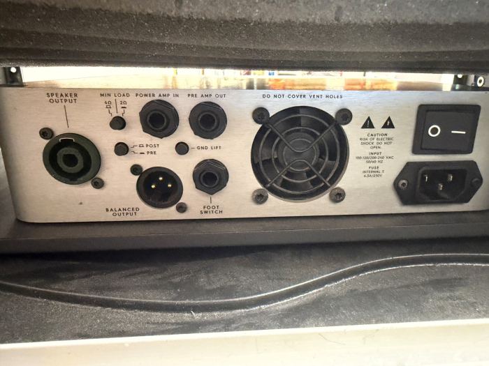 Darkglass Microtubes 900 Bass Amplifier Head 900W with Gator Rack Case