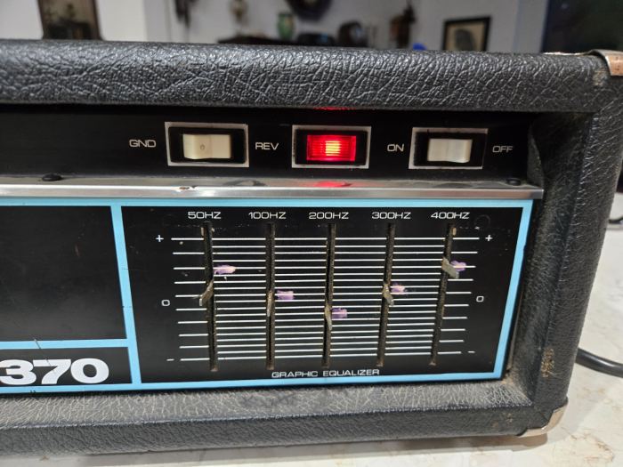 Vintage Acoustic 370 Bass Amplifier Head. Works. Missing equalizer knob.