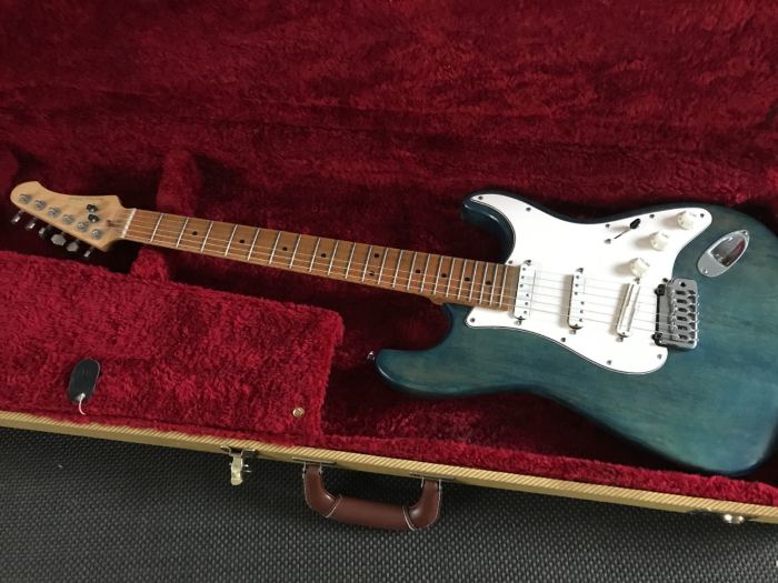 McNaught G-4 Tradition 2007 Handmade Boutique Strat - Nitro blue transparent