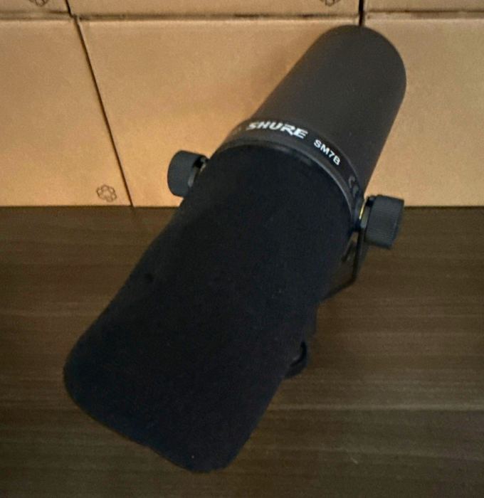 Shure SM7B Dynamic Cardioid Studio Microphone XLR Built-In Windscreen