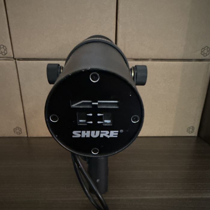 Shure SM7B Dynamic Cardioid Studio Microphone XLR Built-In Windscreen
