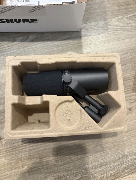 Shure SM7B Dynamic Cardioid XLR Broadcasting Microphone 