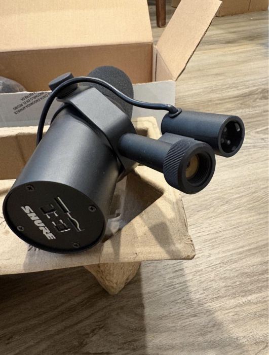 Shure SM7B Dynamic Cardioid XLR Broadcasting Microphone 