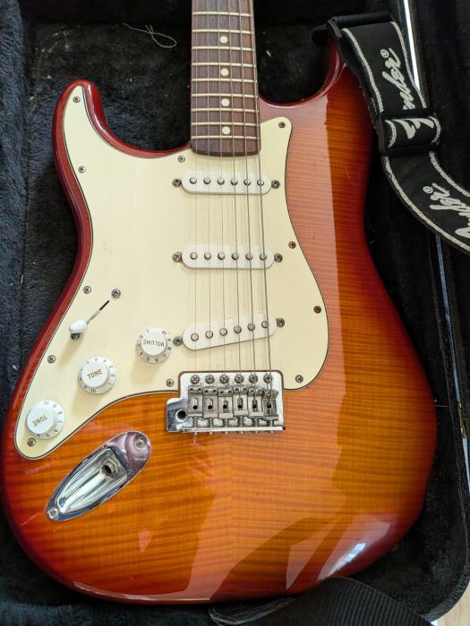 2013 Fender Stratocaster Standard (LEFT HANDED) w/ case