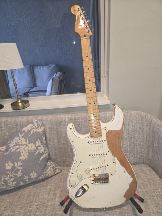 Fender Player Series  Stratocaster A.J. Walsh studio Relic finish  left-handed 