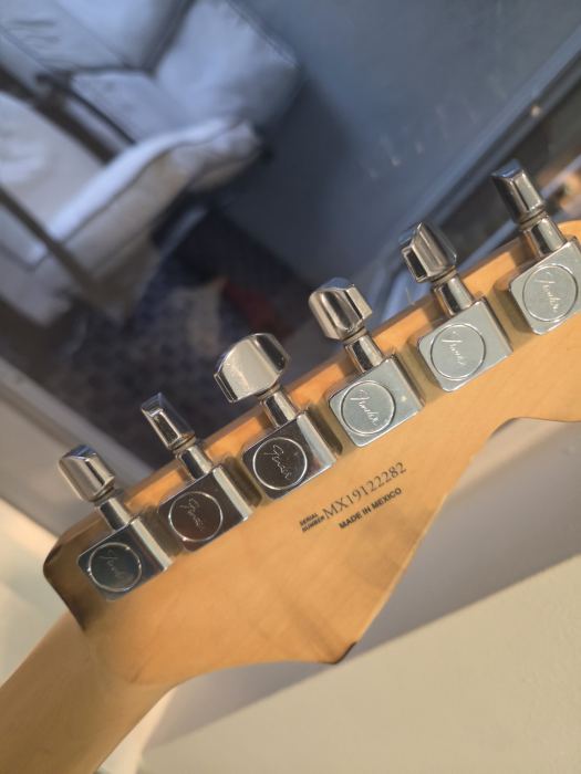 Fender Player Series  Stratocaster A.J. Walsh studio Relic finish  left-handed 