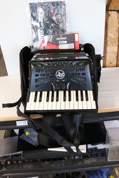 Hohner Bravo II 48 Chromatic Piano Key Accordion - Black w/ Gig Bag