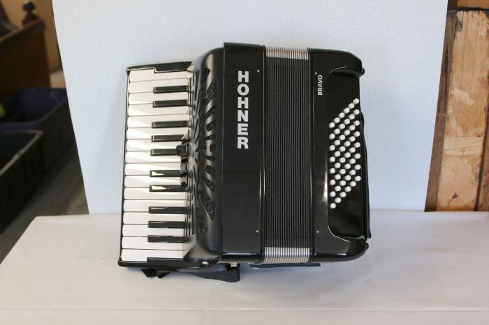 Hohner Bravo II 48 Chromatic Piano Key Accordion - Black w/ Gig Bag