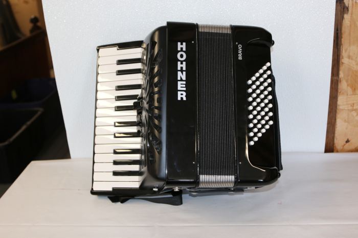 Hohner Bravo II 48 Chromatic Piano Key Accordion - Black w/ Gig Bag