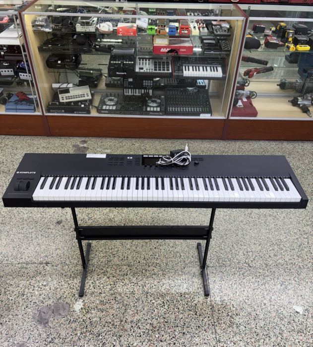 Native Instruments Komplete Kontrol S88 MK2 Keyboard