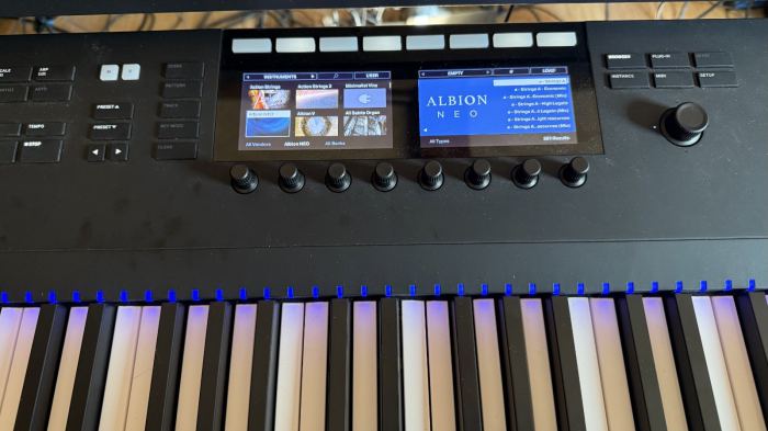 Native Instruments Komplete Kontrol S88 MK2 Keyboard w/ABS road case
