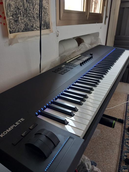 Native Instruments Komplete Kontrol S88 Mk2 + Stand Gravity + Sustain Pedal