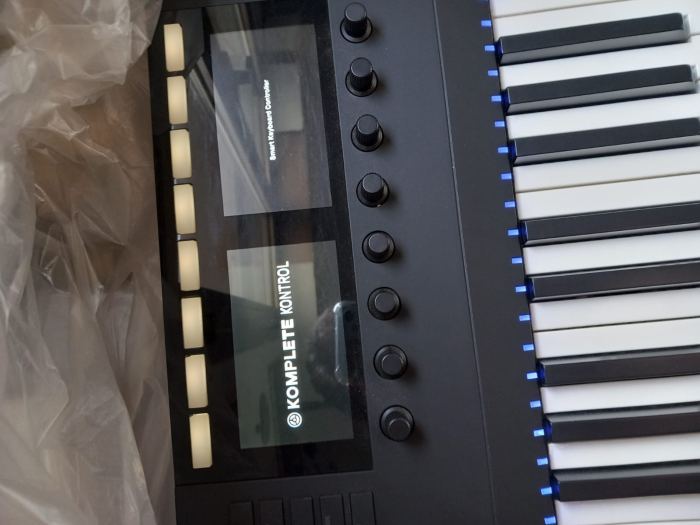 Native Instruments Komplete Kontrol S88 Mk2 + Stand Gravity + Sustain Pedal