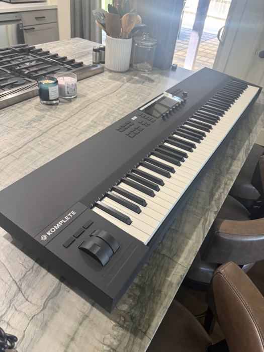 Native Instruments Komplete Kontrol S88 MK2 Keyboard New Open Box.