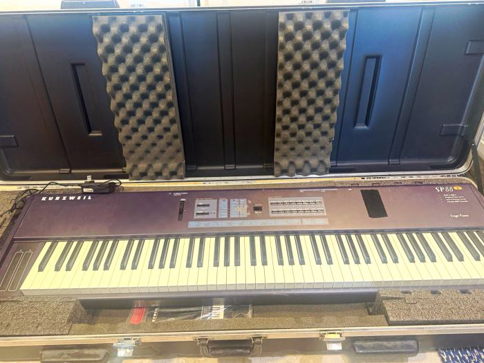 Kurzweil SP88 88-Key Weighted Stage Piano, MIDI, Black w/ Hard Case