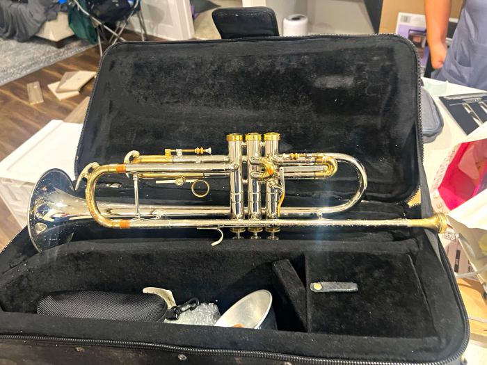 C.G. Conn Ltd. Constellation Bb Trumpet Silver Plated 3-Valve w/ Case Mute