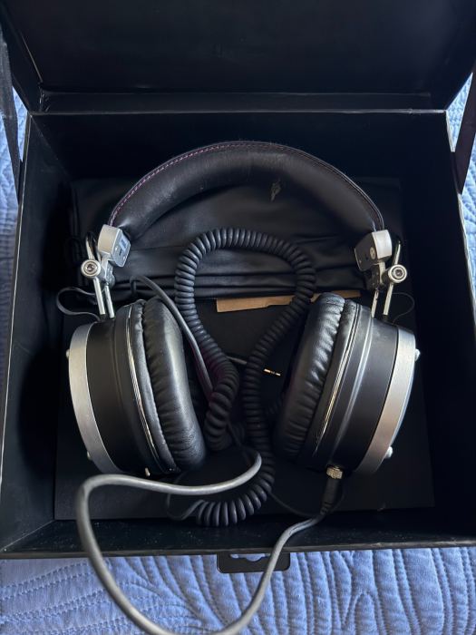 Avantone Pro MP-1 MixPhones Studio Monitoring Headphones – Closed-Back, Black/Pi