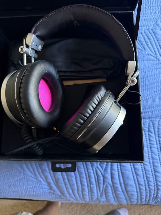 Avantone Pro MP-1 MixPhones Studio Monitoring Headphones – Closed-Back, Black/Pi
