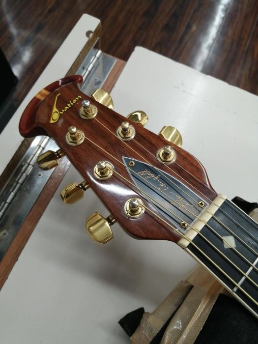 OVATION MODEL 1627-4 Electric acoustic guitar