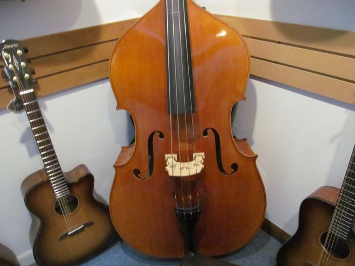 Performance 300 3/4 Upright Solid Wood Bass w/ Bow and Gig bag