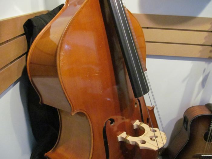 Performance 300 3/4 Upright Solid Wood Bass w/ Bow and Gig bag