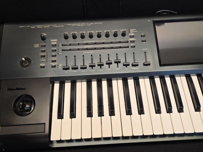 KORG KRONOS  X61 - 61 Key Keyboard Workstation With Gator Case Mint