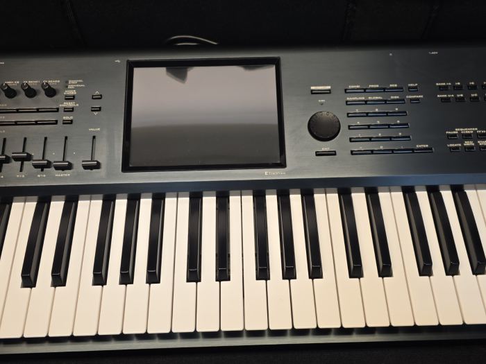 KORG KRONOS  X61 - 61 Key Keyboard Workstation With Gator Case Mint