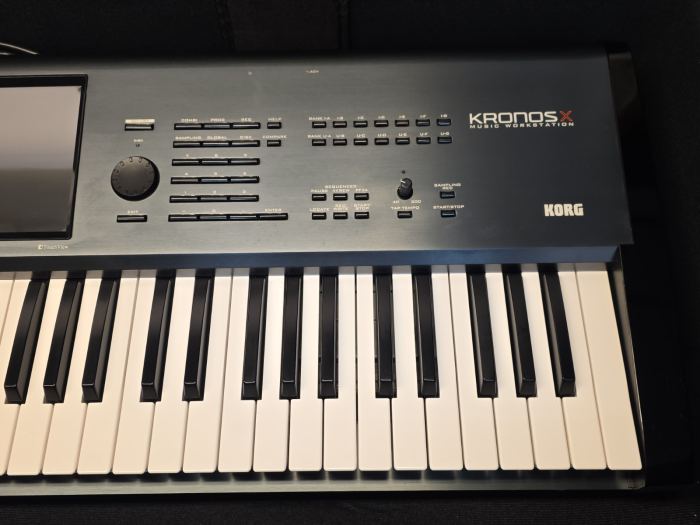 KORG KRONOS  X61 - 61 Key Keyboard Workstation With Gator Case Mint