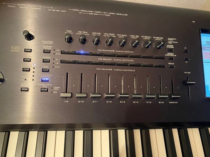 Korg Kronos 73 Keyboard Synthesizer Music Workstation RH3 SSD 9 Engines MIDI USB