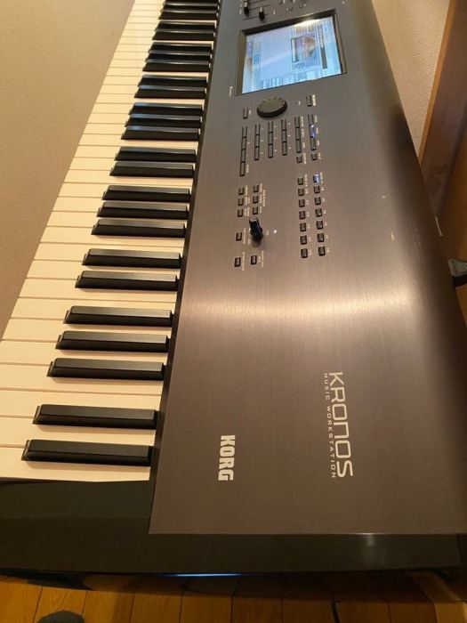 Korg Kronos 73 Keyboard Synthesizer Music Workstation RH3 SSD 9 Engines MIDI USB