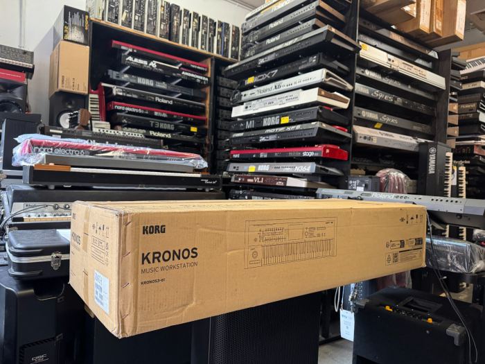 Korg Kronos 3 61-key Music Workstation Keyboard in box  ARMENS