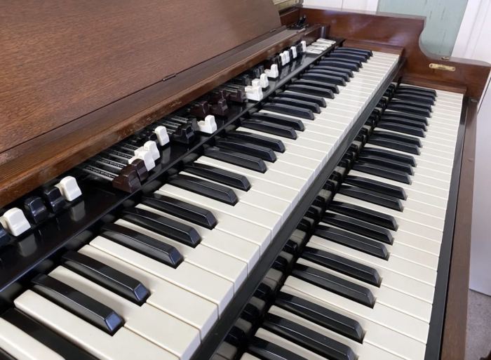 Hammond B3 Organ w/ 25- Note Pedalboard, & Bench - Excellent!