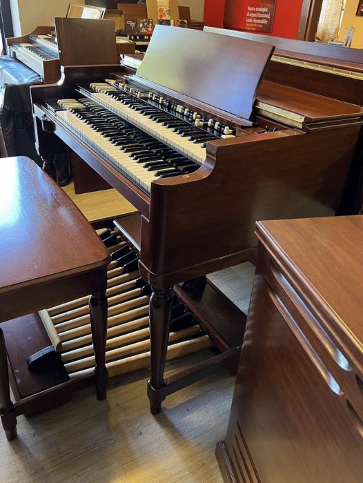 Hammond B3 Organ w/ 25- Note Pedalboard, & Bench - Excellent!
