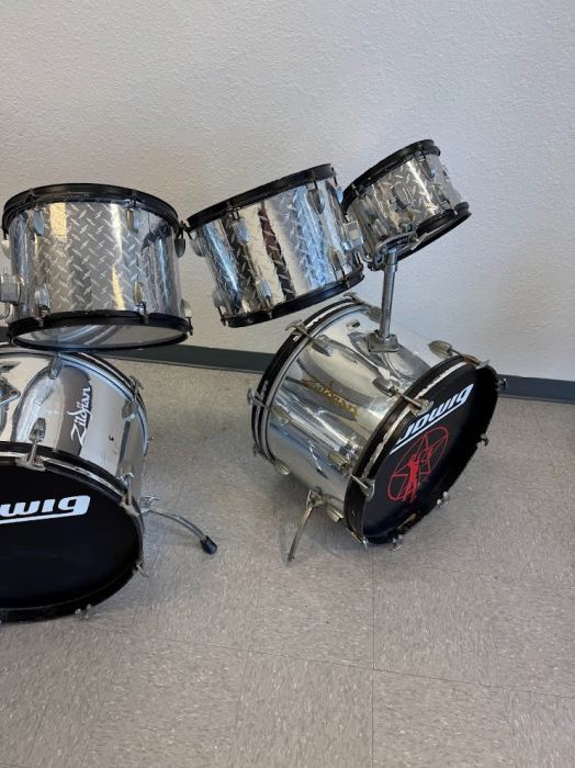 1986  7 piece  Vintage Ludwig Rocker Drum Set – Stainless / Diamond Plate Finis