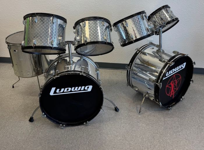 1986  7 piece  Vintage Ludwig Rocker Drum Set – Stainless / Diamond Plate Finis