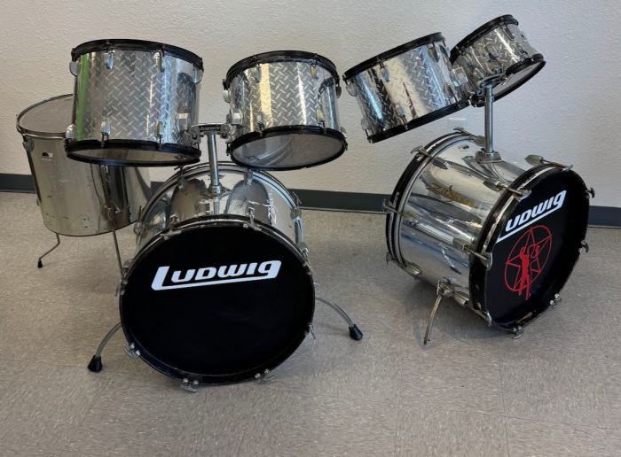 1986  7 piece  Vintage Ludwig Rocker Drum Set – Stainless / Diamond Plate Finis