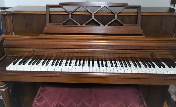 Wurlitzer Piano Good Condition Vintage Upright Piano with matching Bench