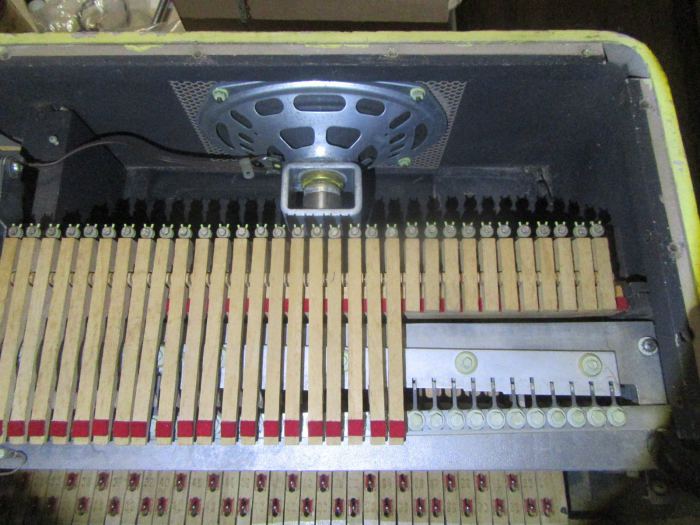 Vintage Music Band Portable Wurlitzer Electric Piano Keyboard with Legs