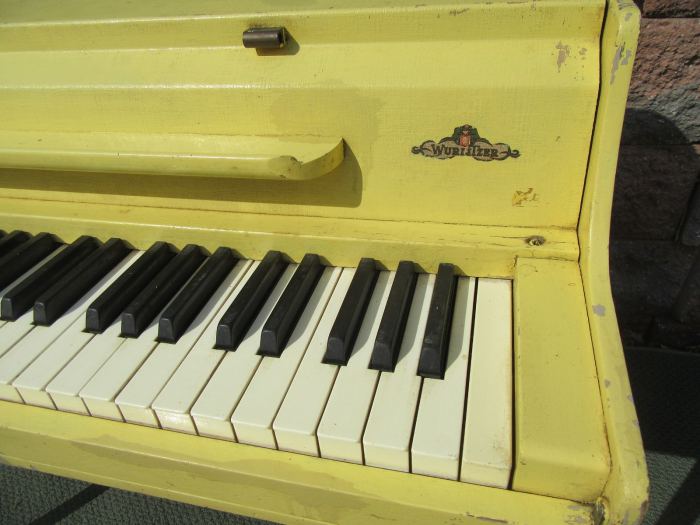 Vintage Music Band Portable Wurlitzer Electric Piano Keyboard with Legs